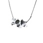 • Collar de plata de ley con tres hojas grandes de ginkgo.