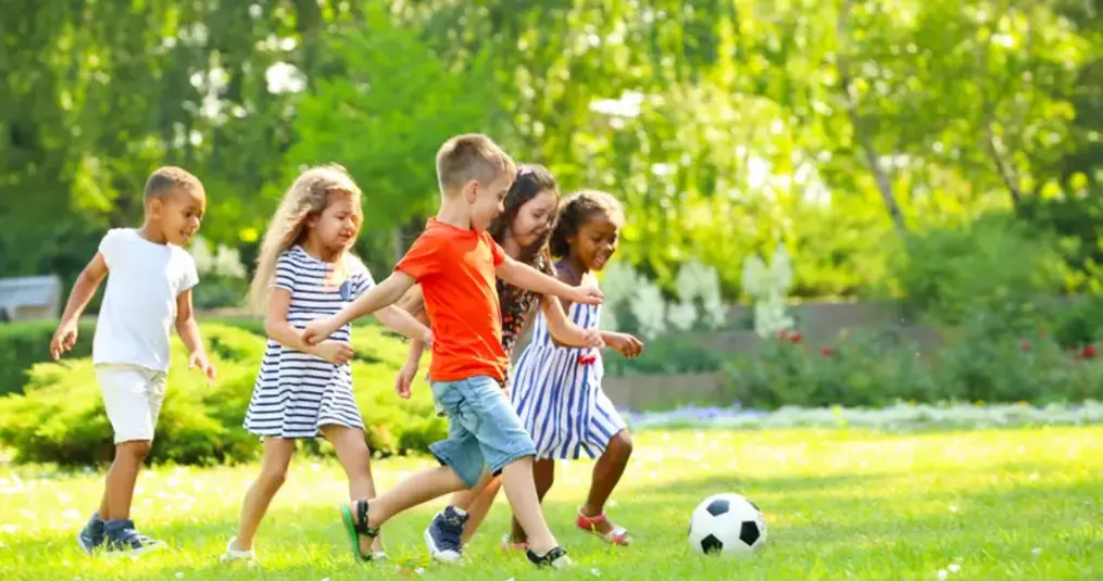 Natuurlijk Plezier: De Voordelen van Buiten Spelen voor Kinderen