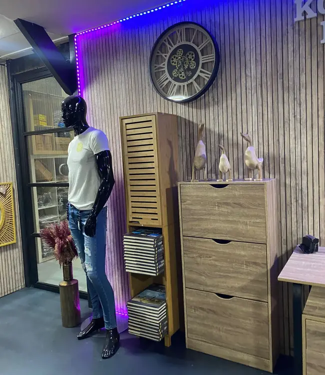 Schoennenkast - Showroom - Lichte beschadiging