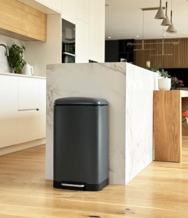 Step Trash Bin 40 L – Matte Grey
