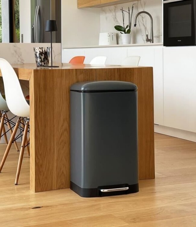 Step Trash Bin 40 L – Matte Grey