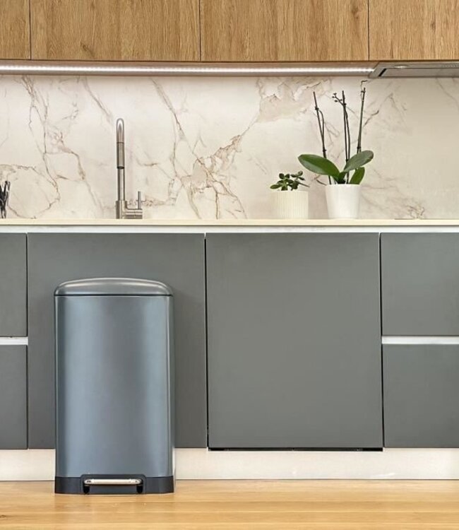 Step Trash Bin 40 L – Matte Grey
