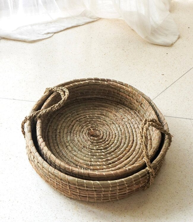 Rond dienblad geweven van zeegras PINTU decoratief dienblad (2 maten)