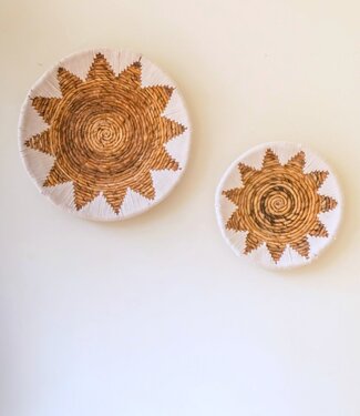 Soeji Ronde Boho Wandmand – Geweven Wanddecoratie – Decoratieve Schaal – Geweven Wandbord met Geborduurd Sterpatroon ADARI (2 maten, Ø30/40 cm)