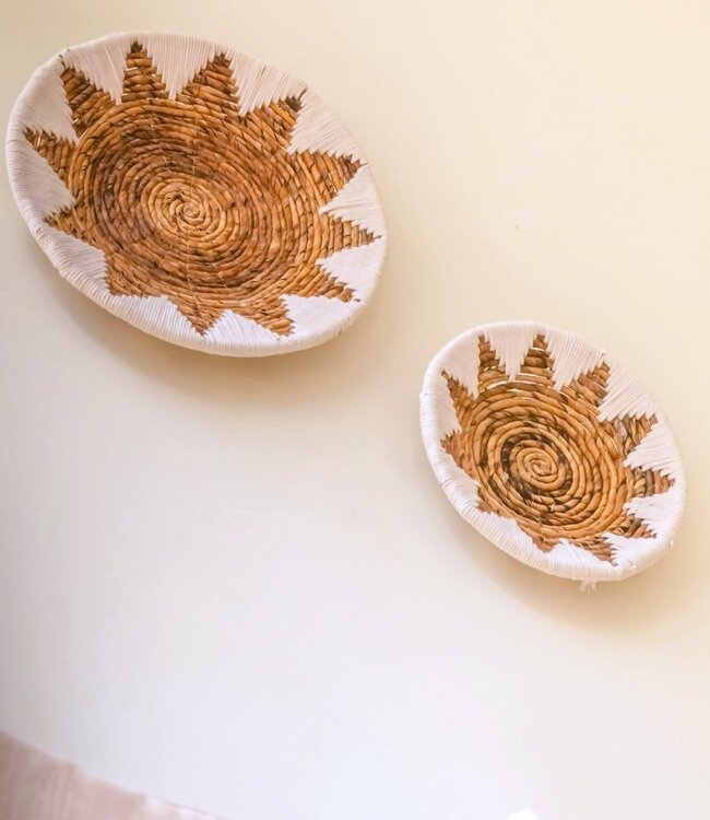 Ronde Boho Wandmand – Geweven Wanddecoratie – Decoratieve Schaal – Geweven Wandbord met Geborduurd Sterpatroon ADARI (2 maten, Ø30/40 cm)