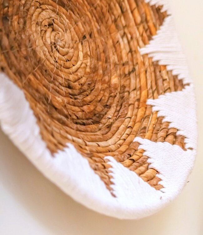 Ronde Boho Wandmand – Geweven Wanddecoratie – Decoratieve Schaal – Geweven Wandbord met Geborduurd Sterpatroon ADARI (2 maten, Ø30/40 cm)