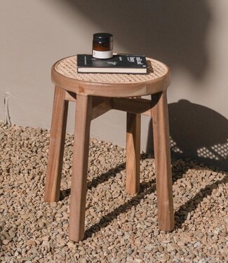 Soeji Houten kruk CARAMIN gemaakt van Trembesi met een zitvlak van geweven rotan