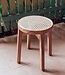 Houten kruk CARAMIN gemaakt van Trembesi met een zitvlak van geweven rotan