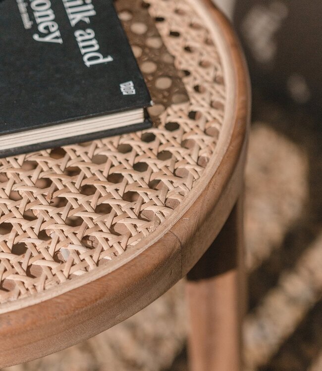 Houten kruk CARAMIN gemaakt van Trembesi met een zitvlak van geweven rotan