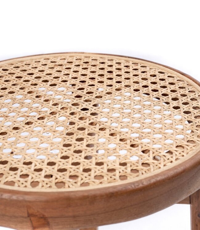 Houten kruk CARAMIN gemaakt van Trembesi met een zitvlak van geweven rotan