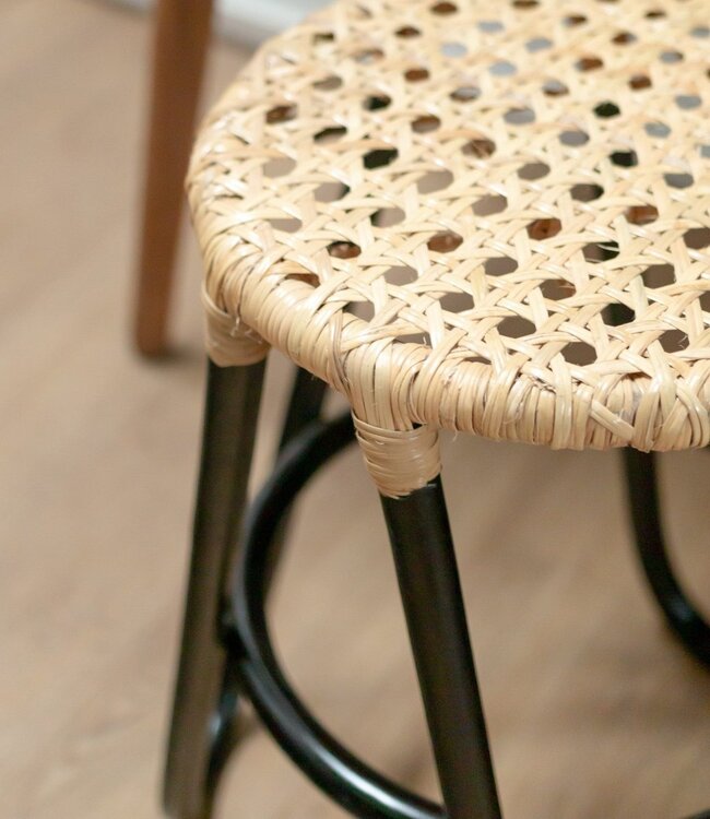 Rotan Kruk KOLAKA Zwart Ø35 cm met Geweven Zitvlak | Kleine ronde kruk met drie poten