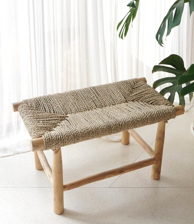 Bank SUNGAI gemaakt van massief hout met zitvlak van geweven zeegras