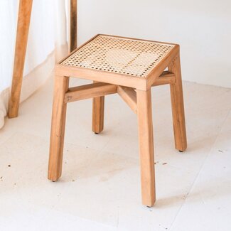 Soeji Houten kruk – massieve rechthoekige kruk – handgemaakte vierkante kruk gemaakt van regenboomhout met geweven rotan zitoppervlak SUBANG
