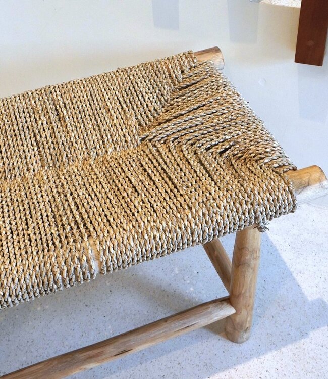 Bank SUNGAI gemaakt van massief hout met zitvlak van geweven zeegras