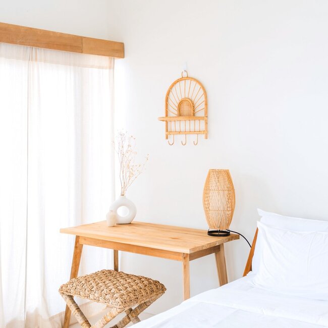 Rotan Wandplank – Kleine Boho Wandplank – Hangende Rotan Plank – Jas- of Sleutelhaak – Handgemaakte Plank Gemaakt van Rotan (41x53 cm) BANTEN