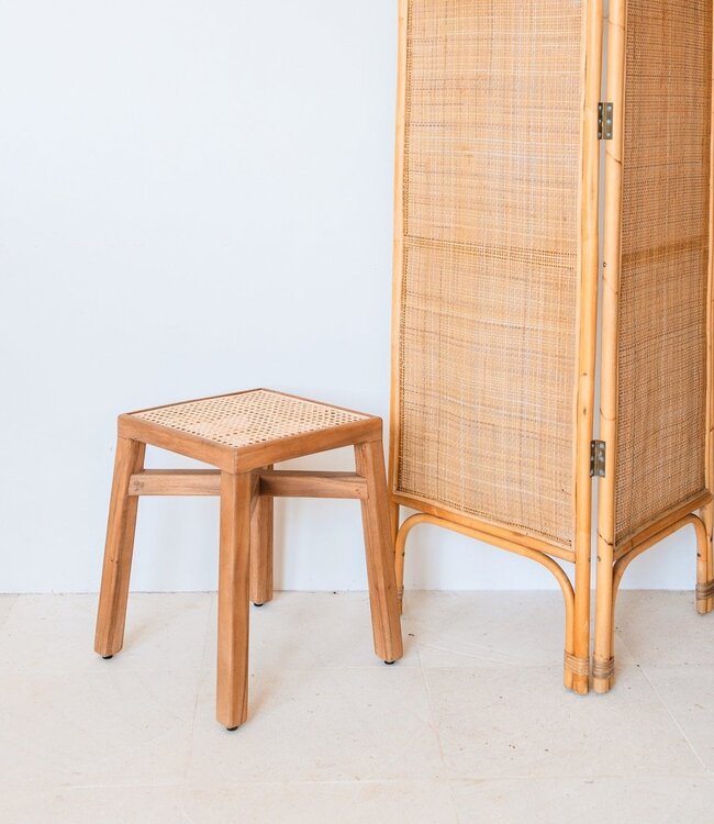 Houten kruk – massieve rechthoekige kruk – handgemaakte vierkante kruk gemaakt van regenboomhout met geweven rotan zitoppervlak SUBANG