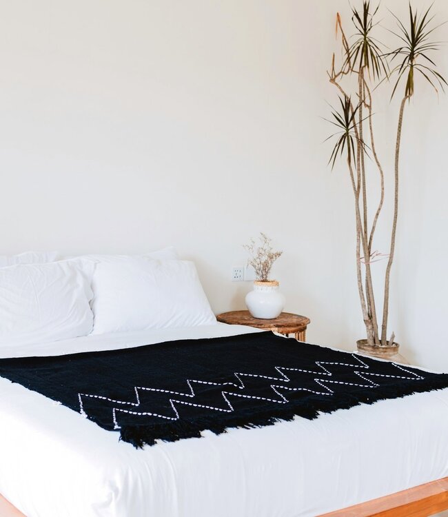 Zwarte plaid handgeweven – Boho sprei – geruite franjes en zigzagpatroon – gezellige bankdeken – katoenen plaid 140x200 cm LINGGAH