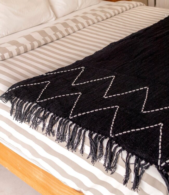 Zwarte plaid handgeweven – Boho sprei – geruite franjes en zigzagpatroon – gezellige bankdeken – katoenen plaid 140x200 cm LINGGAH