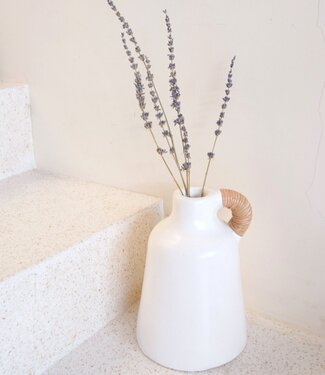 Soeji Vaas Witte kleine decoratieve vaas voor gedroogde of verse bloemen, handgegoten uit klei met rotan handvat SANA