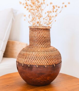 Soeji Rotan vaas – houten vaas – vaas voor gedroogde bloemen – kleine rotan vaas – Boho decor vaas gemaakt van geweven rotan en hout (Ø 22 cm) KAMARI bruin