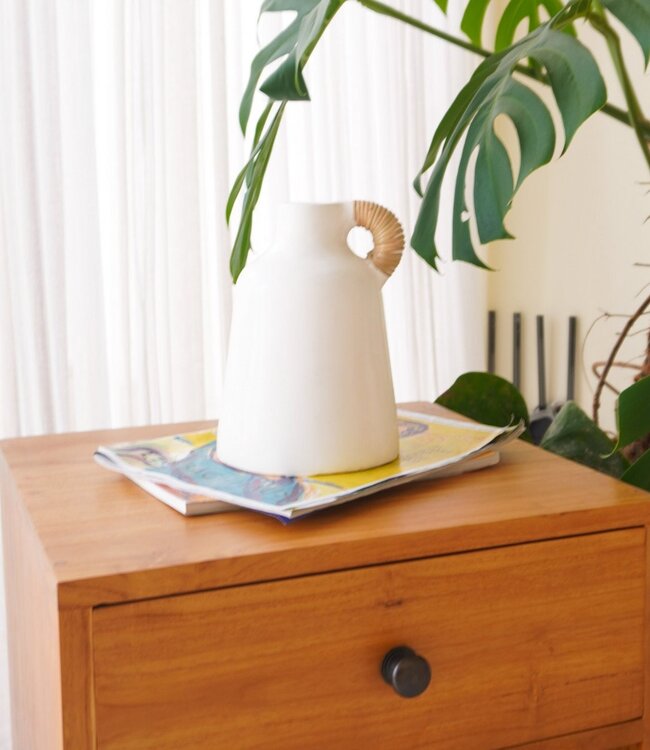 Vaas Witte kleine decoratieve vaas voor gedroogde of verse bloemen, handgegoten uit klei met rotan handvat SANA