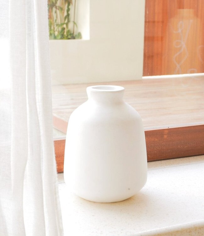 Vaas Witte kleine ronde decoratieve vaas voor gedroogde of verse bloemen, handgegoten uit klei met BAWA