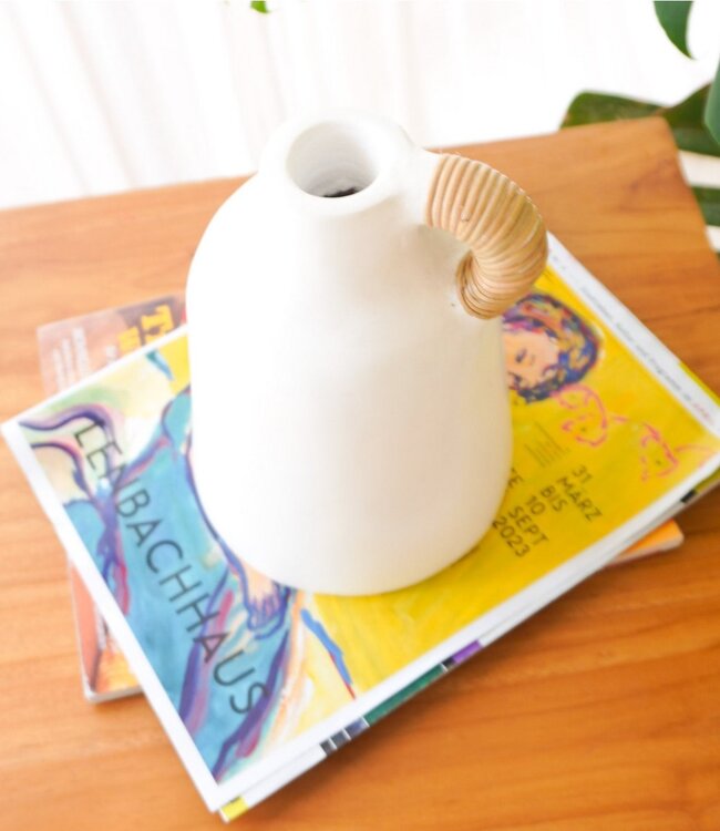 Vaas Witte kleine decoratieve vaas voor gedroogde of verse bloemen, handgegoten uit klei met rotan handvat SANA