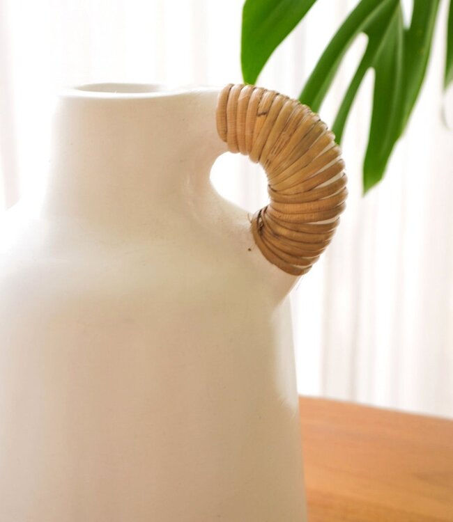 Vaas Witte kleine decoratieve vaas voor gedroogde of verse bloemen, handgegoten uit klei met rotan handvat SANA