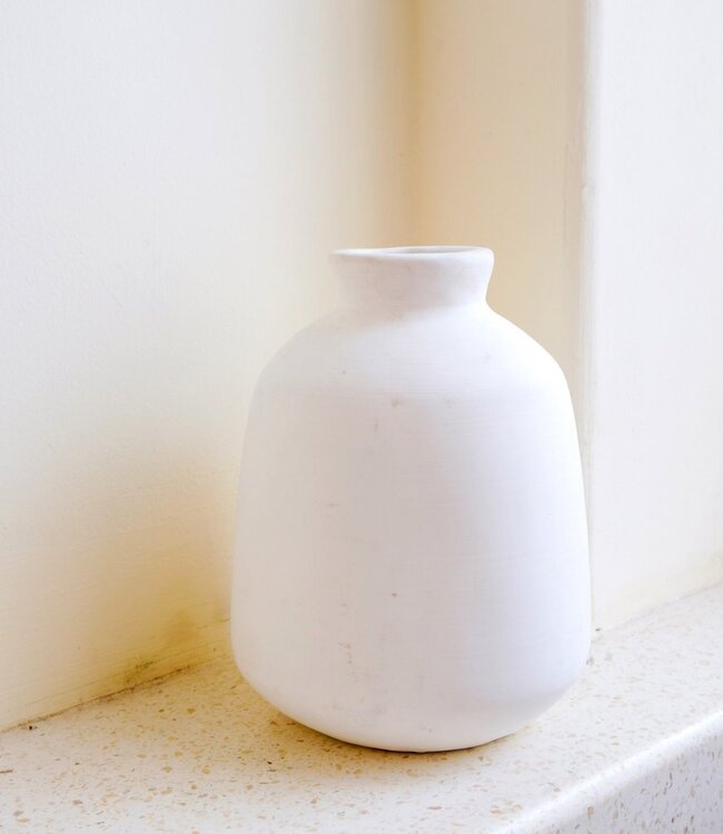 Vaas Witte kleine ronde decoratieve vaas voor gedroogde of verse bloemen, handgegoten uit klei met BAWA