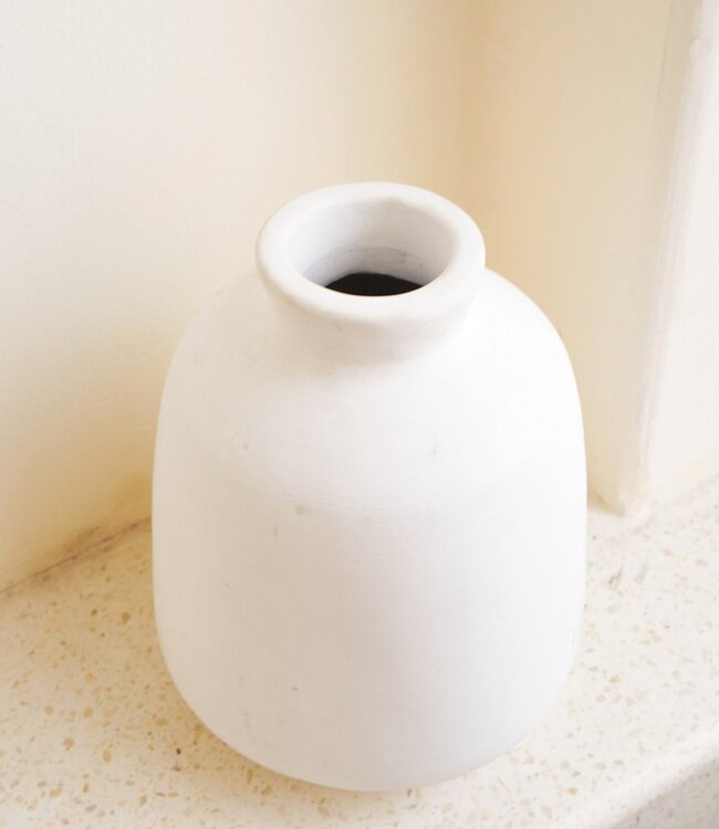 Vaas Witte kleine ronde decoratieve vaas voor gedroogde of verse bloemen, handgegoten uit klei met BAWA