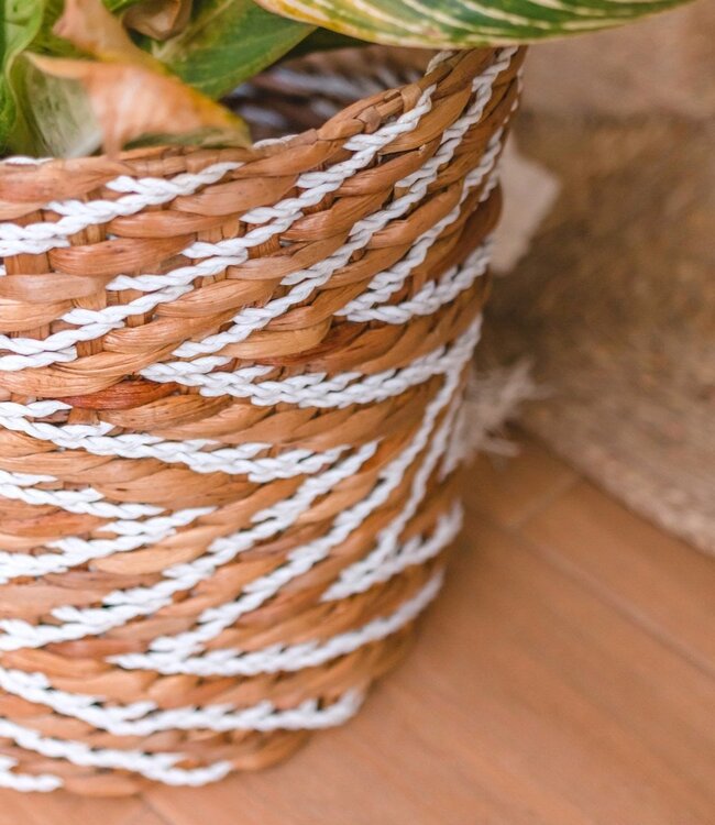 Rond geweven mand met gestreept patroon YALIMO gemaakt van waterhyacint (3 maten)