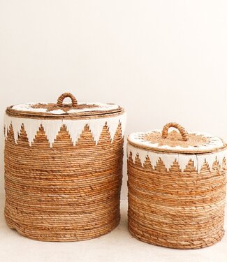 Soeji Wasmand met deksel Handgeweven van bananenvezel EMPAT Grote decoratieve mand met witte katoenen macramé (2 maten)