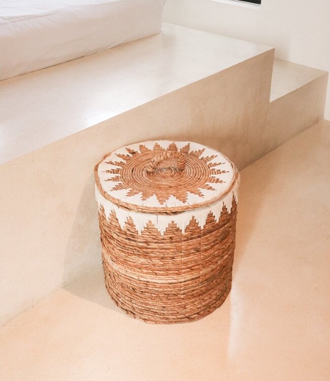 Wasmand met deksel Handgeweven van bananenvezel EMPAT Grote decoratieve mand met witte katoenen macramé (2 maten)