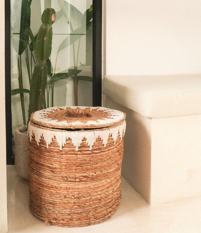 Wasmand met deksel Handgeweven van bananenvezel EMPAT Grote decoratieve mand met witte katoenen macramé (2 maten)