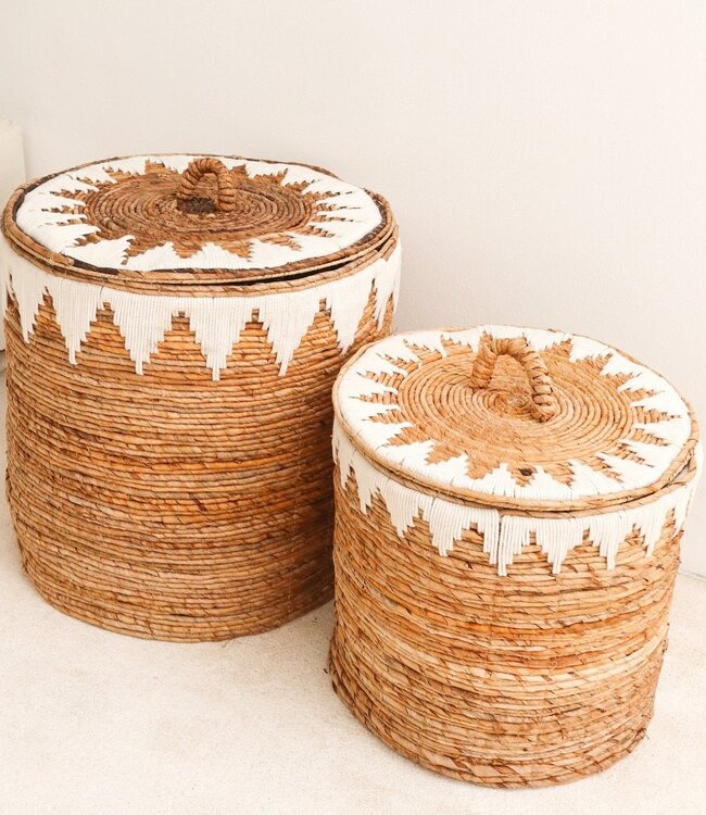 Wasmand met deksel Handgeweven van bananenvezel EMPAT Grote decoratieve mand met witte katoenen macramé (2 maten)