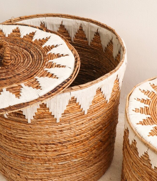 Wasmand met deksel Handgeweven van bananenvezel EMPAT Grote decoratieve mand met witte katoenen macramé (2 maten)