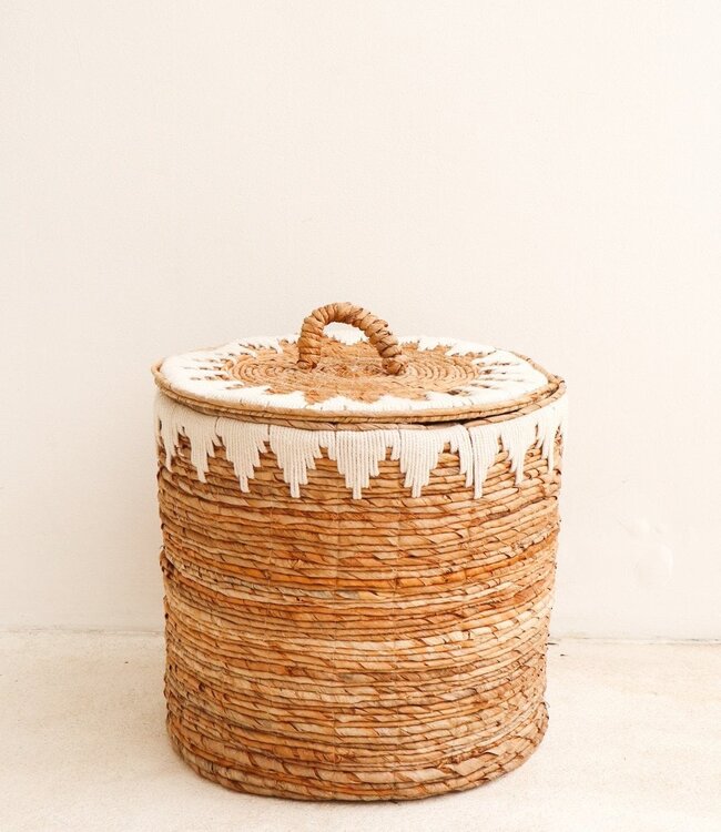 Wasmand met deksel Handgeweven van bananenvezel EMPAT Grote decoratieve mand met witte katoenen macramé (2 maten)