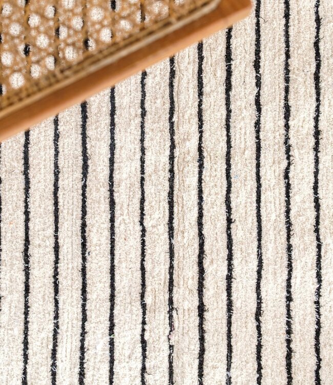 Groot vloerkleed van wit katoen met zwarte strepen 150x120 cm KERTA handgeweven