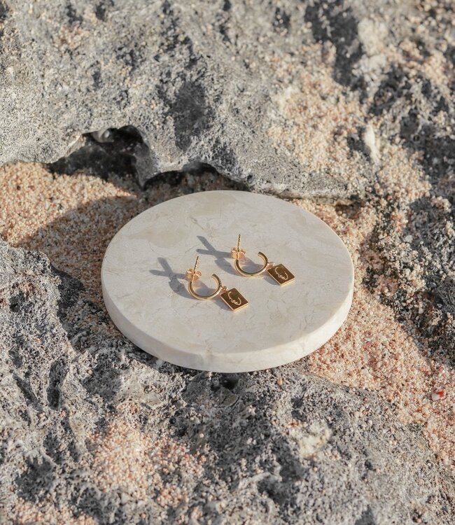 Oorbellen 18k verguld met hanger - oorringen versierd met gravure gezicht - hangende oorbellen gemaakt van 925 zilver goud vermeil - KARTINI goud