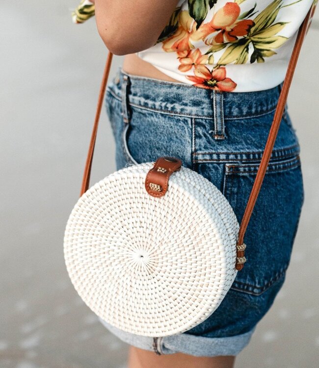 Ronde rotan tas witte handgemaakte crossbody tas met synthetische lederen riemen schoudertas Boho Bali tas SENJA (wit)