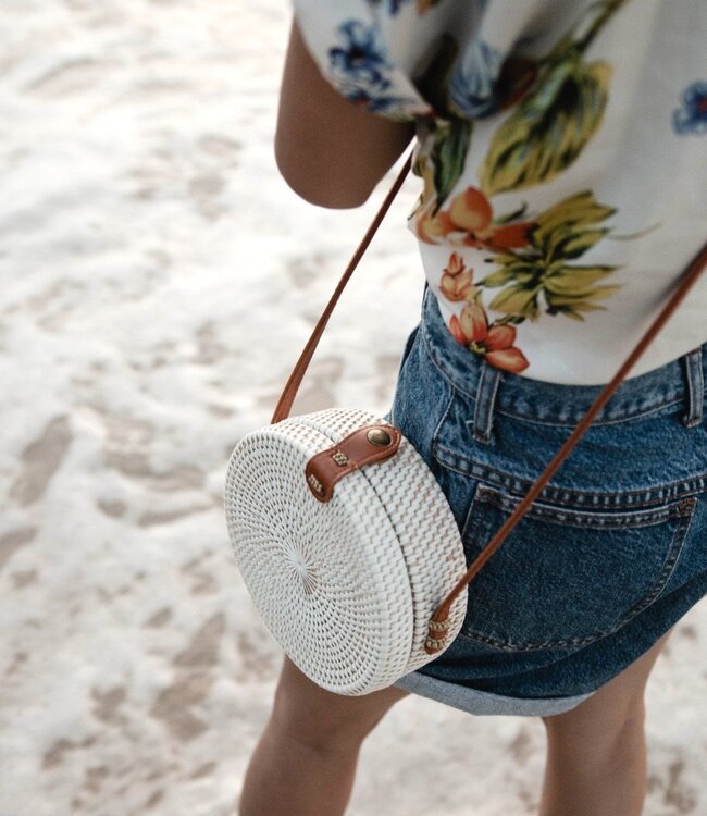 Ronde rotan tas witte handgemaakte crossbody tas met synthetische lederen riemen schoudertas Boho Bali tas SENJA (wit)