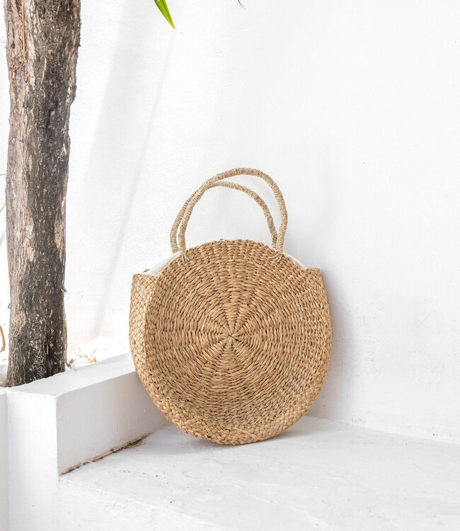 Ronde tas gemaakt van geweven zeegras MENARA