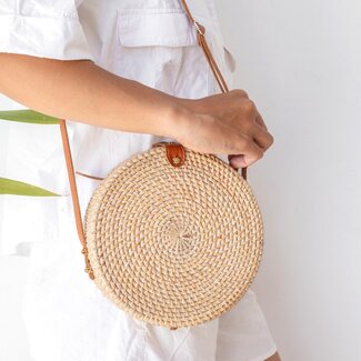 Soeji Ronde rotan tas beige handgemaakte crossbody tas met synthetische lederen riemen schoudertas Boho Bali tas SENJA (natuurlijk)