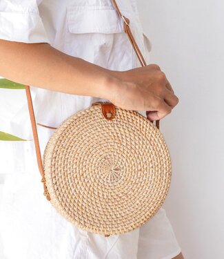 Soeji Ronde rotan tas beige handgemaakte crossbody tas met synthetische lederen riemen schoudertas Boho Bali tas SENJA (natuurlijk)