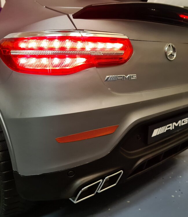 Elektrische kinderauto Mercedes GLC 63 AMG matgrijs