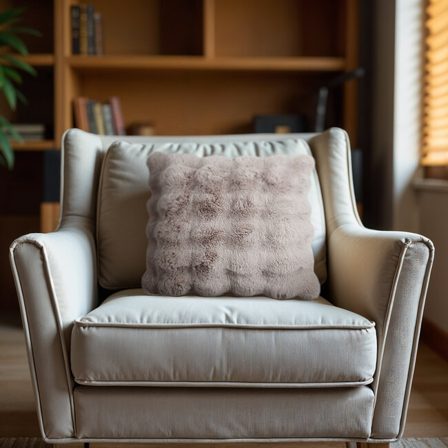Pom konijnenbont sierkussen taupe/roze 50 x 50
