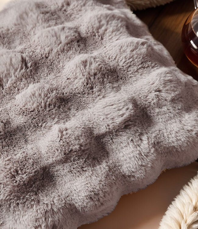 Pom konijnenbont sierkussen taupe/roze 50 x 50