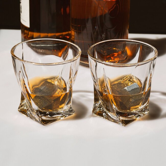 Whiskyglazen - Twisted (set van 2) incl. 2 ijsstenen (koelstenen)
