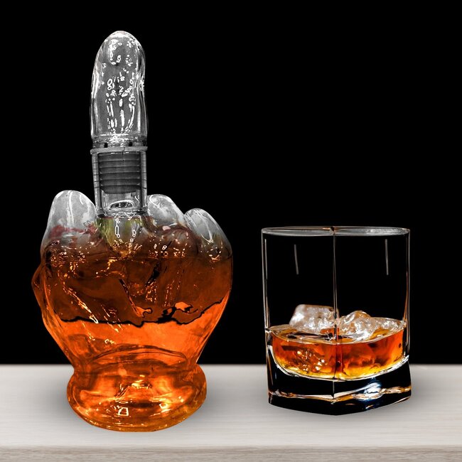Whiskycadeaus voor mannen, middelvingerdecoratie, whiskykaraf, glazen karaf met 750 milliliter vulvolume