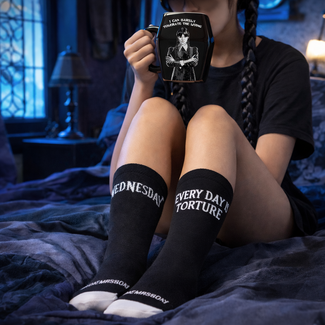 Mad Monkey Woensdag - Tasse & Socken Set im Sarg Design